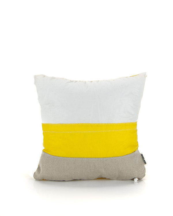 cuscino bianco giallo e beige realizzato con vele riciclate, misura 40x40 cm prodotto da Rivelami