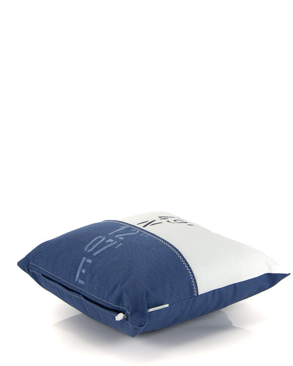 cuscino bianco e blu, dettaglio su cerniera di apertura per sfoderare l'imbottitura, prodotto da Rivelami