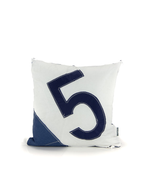 cuscino bianco e blu con numero 5 applicato con cuciture zig-zag, prodotto da Rivelami