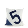 cuscino bianco e blu con numero 5 applicato con cuciture zig-zag, prodotto da Rivelami