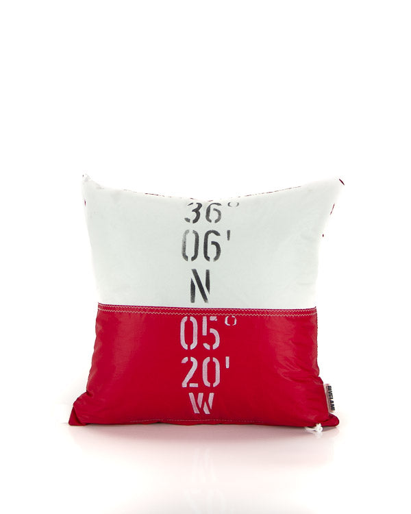 cuscino 40x40 cm con vele bianco e rosso con stampate le coordinate del faro di Gibilterra, prodotto da Rivelami