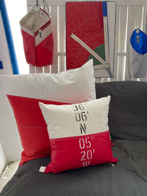 cuscini bianchi e rosso, due dimensioni realizzati con le il nylon delle vele riciclate